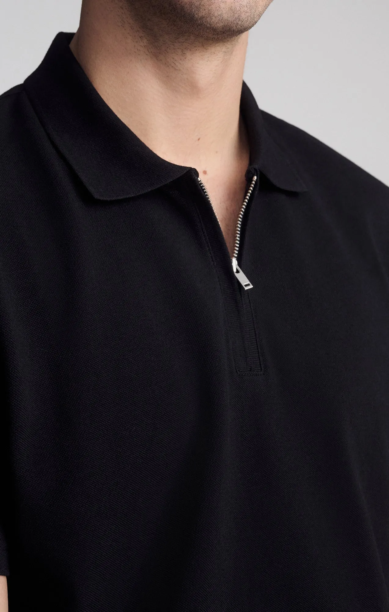 QUARTER ZIP POLO SHIRT IN BLACK